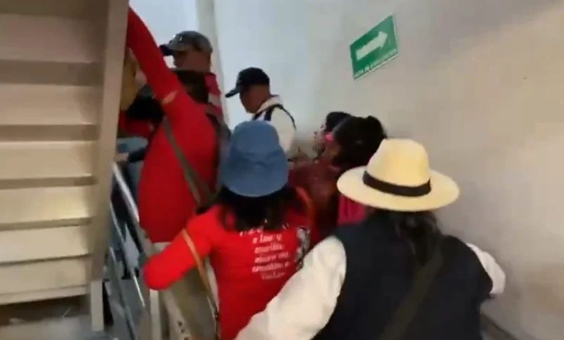 CNTE toma oficinas de la SEP por descuentos salariales considerados injustos