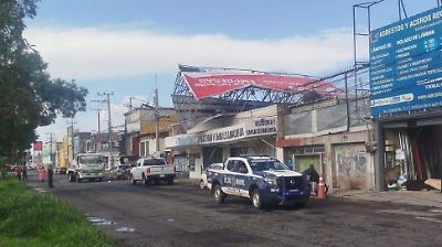 Caída de anuncios publicitarios en Edomex causa daños y evidencia falta de regulación