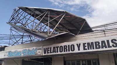 Caída de espectacular en Ecatepec provoca daños y cortes de luz