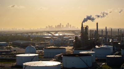 Caída de más de 5% en el precio del petróleo tras ataques de Irán a bases estadounidenses en Qatar