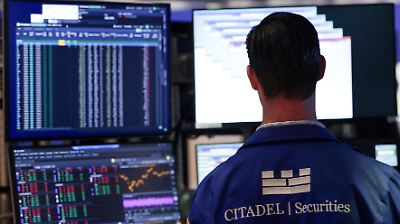 Caída del petróleo cercano al 5% tras respaldo de Trump a compras de Irán por China y optimismo en mercados financieros