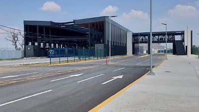 Caótico y concurrido primer día de servicio al público del Trolebús Chalco-Santa Martha