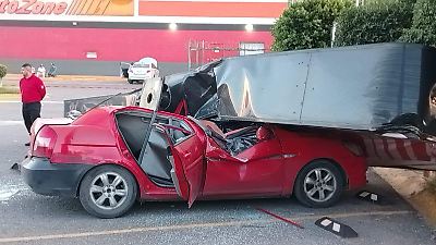 Cae espectacular sobre coche en Coacalco sin lesiones gracias a la presencia del dueño
