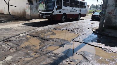 Calixtlahuaca, comunidad de Toluca, en crisis por calles llenas de baches y promesas incumplidas
