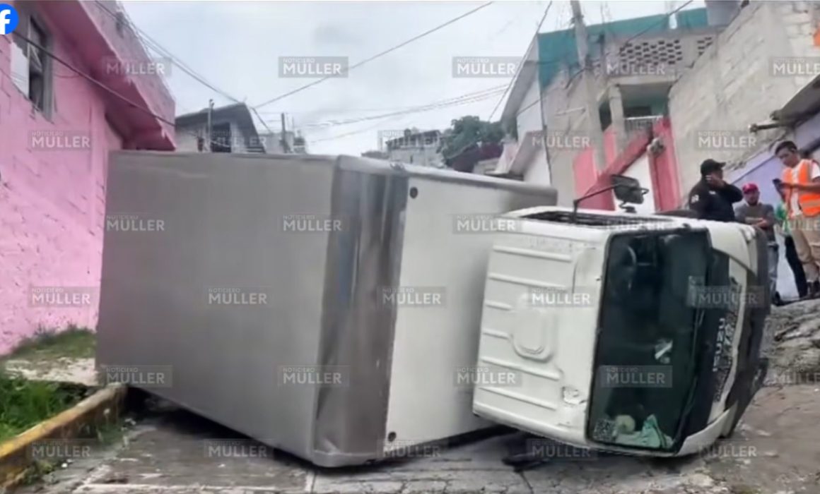 Camión con electrodomésticos vuelca en pendiente de Ecatepec sin lesiones graves