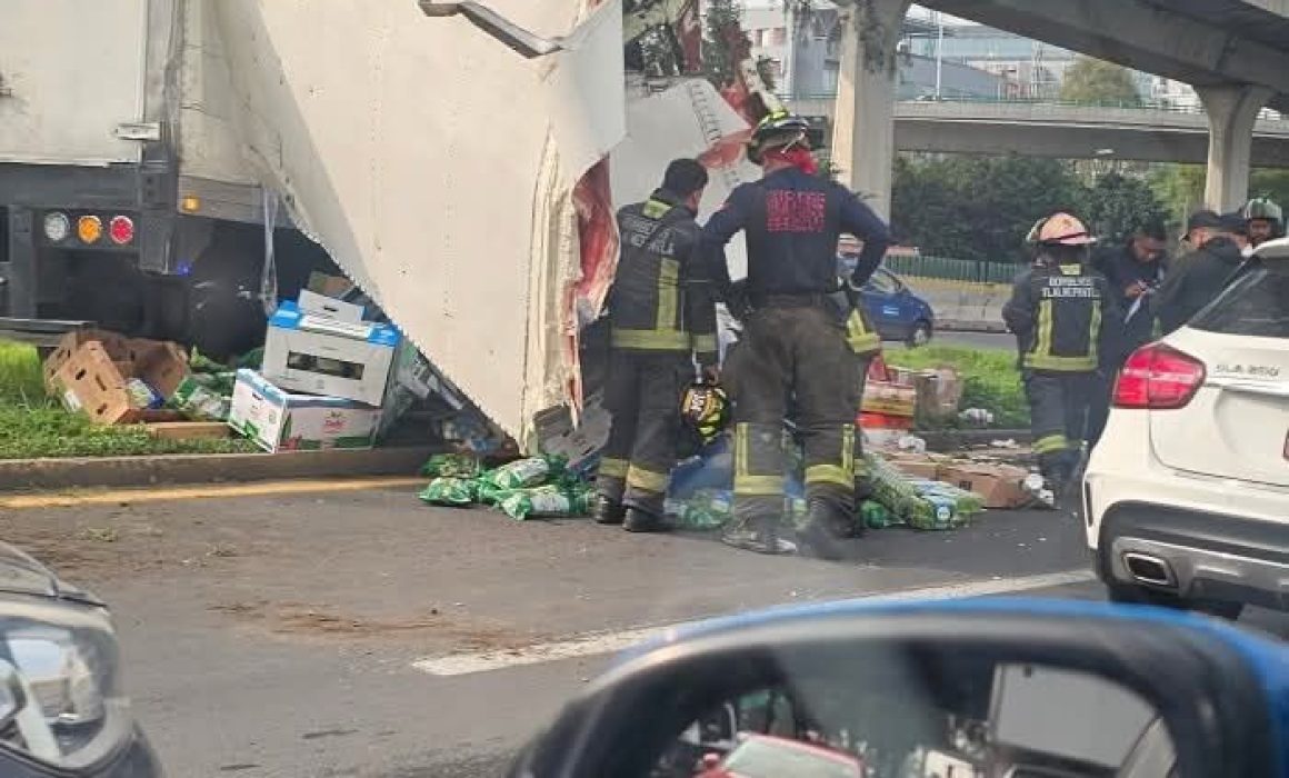 Camión de carga colapsa en Tlalnepantla tras impactarse contra árbol y causar caos vial