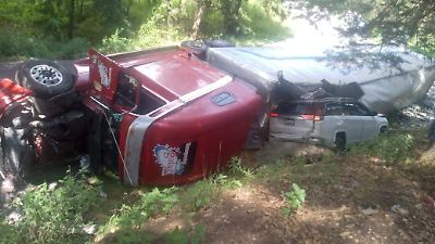 Camión de carga vuelca sobre dos autos en Ixtapaluca; cuatro heridos