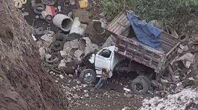 Camión de volteo cae a barranco de más de 20 metros en frontera entre Chimalhuacán y La Paz, conductor resulta lesionado