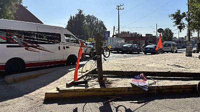 Camión en Cuautitlán Izcalli derriba poste telefónico y deja peligro en la vía pública