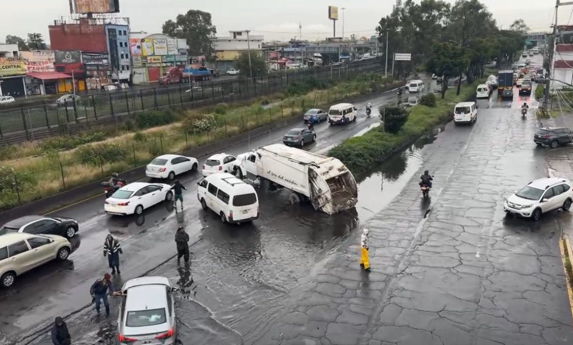 Camión recolector averiado provoca severo caos vial en Avenida Central, Ecatepec