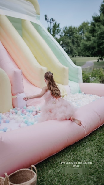 Cami Homs celebra el cumpleaños de su hija Francesca con fiesta de inflables, decoración temática y familia ensamblada