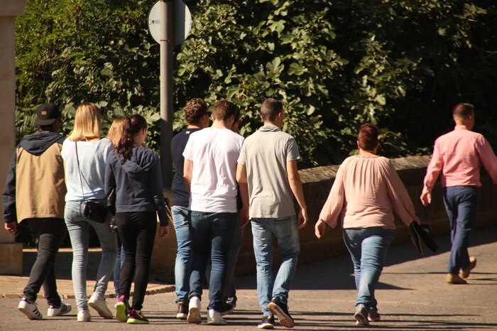 Caminar entre 5,000 y 7,500 pasos al día puede reducir el riesgo de Alzheimer, según estudio