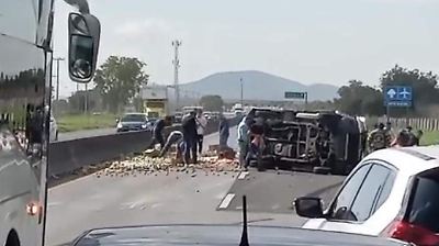 Camioneta cargada con verduras vuelca en el Circuito Exterior Mexiquense sin víctimas