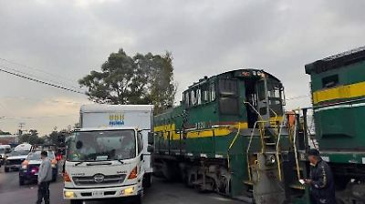 Camioneta de carga se atraviesa y es impactada por tren en Ecatepec, causando daños materiales y retrasos en la Vía Morelos