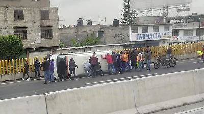 Camioneta del transporte público vuelca en autopista México-Puebla y deja pasajeros lesionados