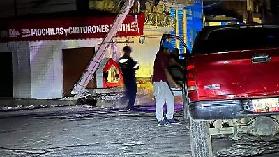 Camioneta provoca caída de poste de luz en Ixtapaluca y deja varias calles sin electricidad