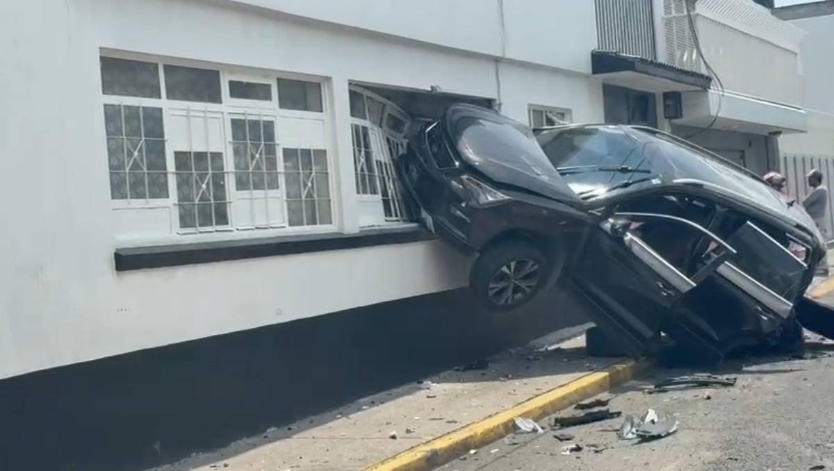 Camioneta se estrella contra vivienda en Toluca tras colisión en la colonia San Bernardino