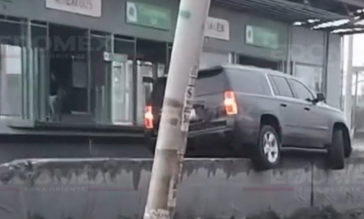 Camioneta termina sobre la barda del Mexibús en Ecatepec sin heridos