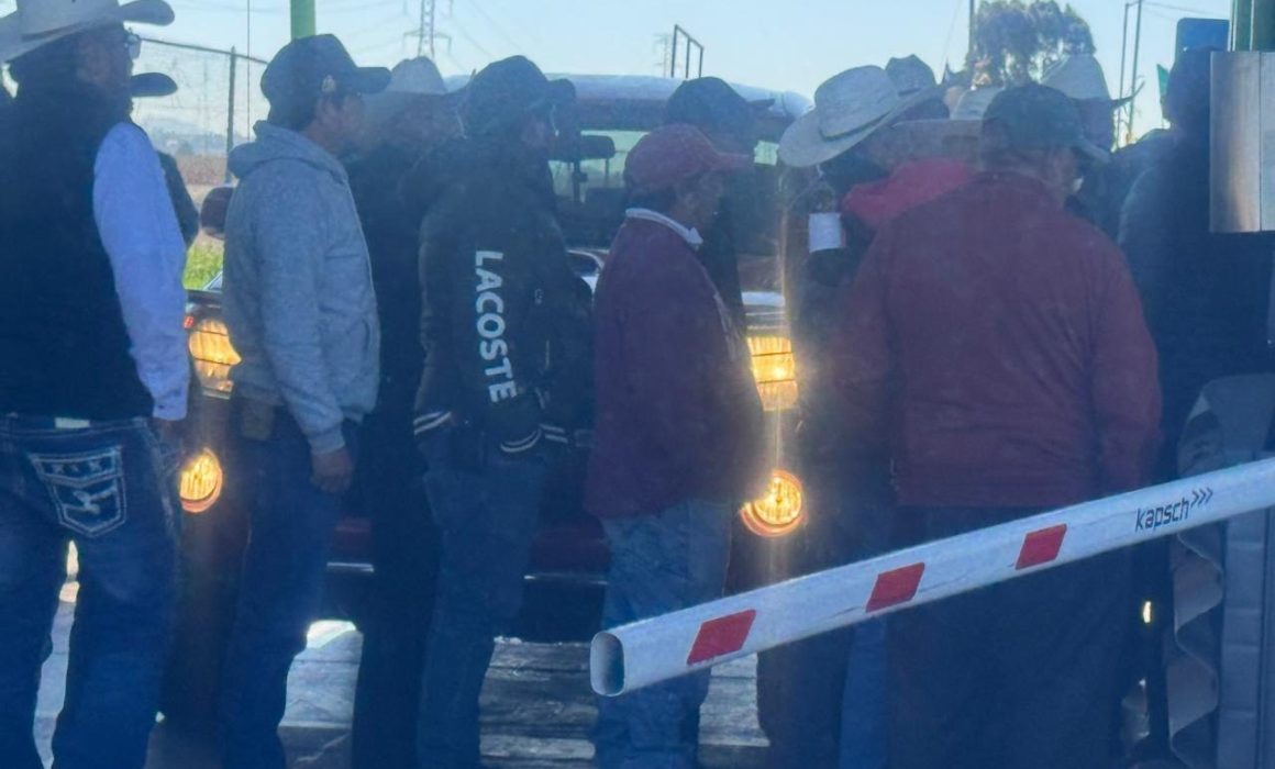 Campesinos del Estado de México bloquean la caseta de El Dorado para protestar contra el ingreso de maíz transgénico estadounidense