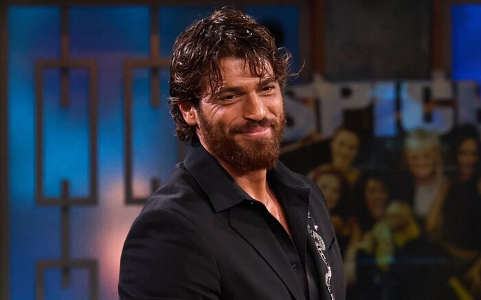 Can Yaman revela en 'La Revuelta' cómo aprendió español viendo a David Broncano y creó una cuenta falsa en redes sociales