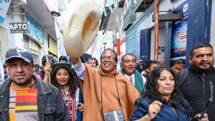 Candidato presidencial Roberto Sánchez es llevado de emergencia a centro de salud en Arequipa y suspende actividades