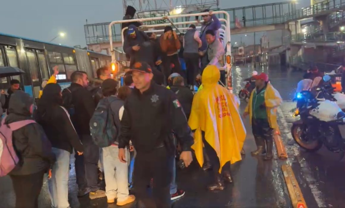 Caos en Ecatepec por lluvias: suspenden el Mexibús y calles permanecen inundadas