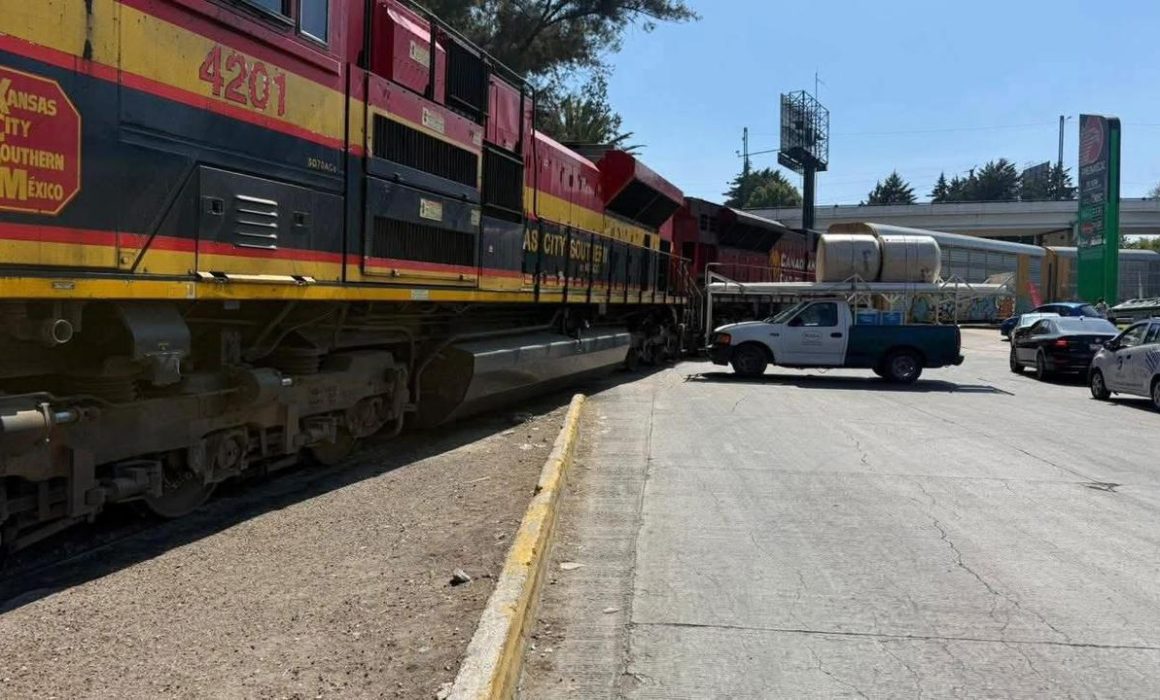 Caos en Toluca: descarrilamiento de tren causa largas congestiones viales