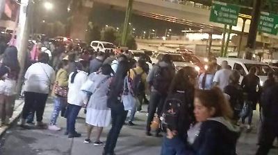 Caos vial en el oriente del Estado de México por cierre temporal de estaciones del Metro La Paz y Los Reyes