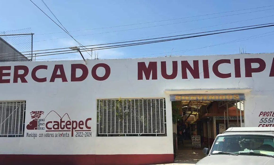 Captan a mujer robando en mercado de Ecatepec; comerciantes exigen justicia