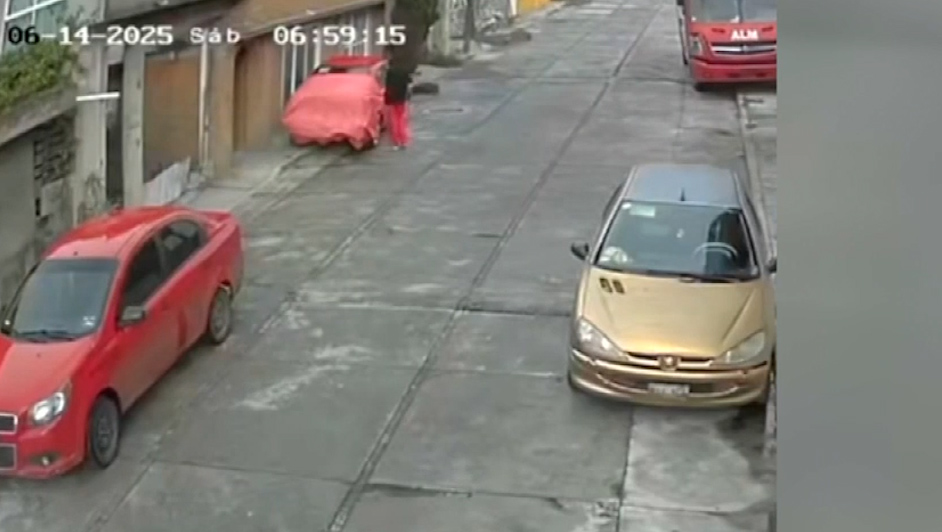 Captan en video el robo de una batería de automóvil en Toluca, Edomex