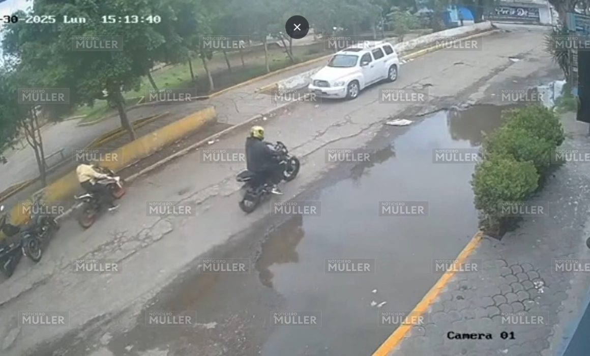 Captan en video el robo relámpago de una motocicleta en Ecatepec