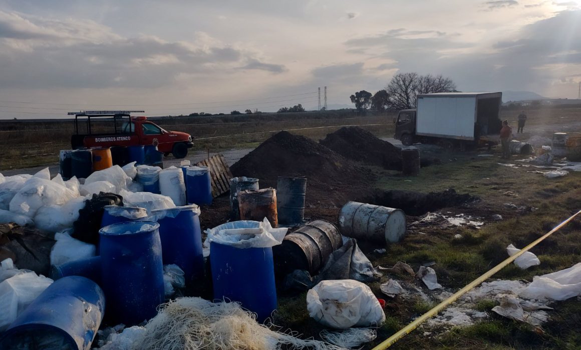 Capturan a tres personas por arrojar residuos peligrosos en el Lago de Texcoco