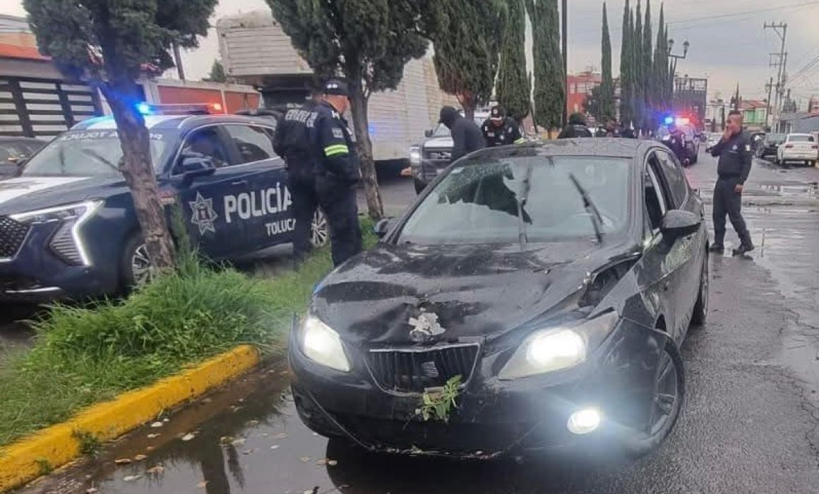 Capturan en Toluca a dos sujetos tras persecución y volcadura en Villas Santín