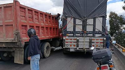 Carambola de camiones bloquea la autopista México-Puebla en Ixtapaluca