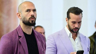 Cargos penales en Reino Unido contra los hermanos Tate por violación y trata