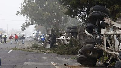 Carretera Toluca-Palmillas permaneció cerrada 11 horas tras volcadura de tráiler y causa congestión vial