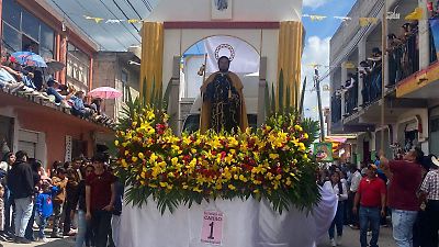 Celebran en Santiaguito Coauxustenco la festividad en honor a Santiago Apóstol con desfile y tradiciones