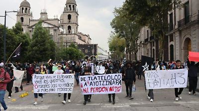 Celebran en Toluca el 11 aniversario de la desaparición de los 43 de Ayotzinapa con marcha y demandas internacionales