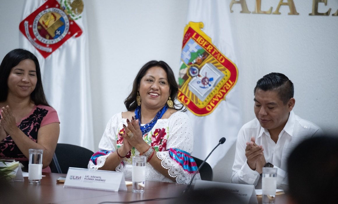 Chimalhuacán enfrenta crisis social mientras Xóchitl Flores recibe reconocimientos en Oaxaca
