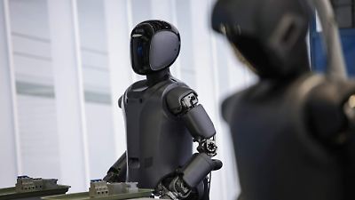 China celebra el primer campeonato de boxeo entre robots humanoides con control humano