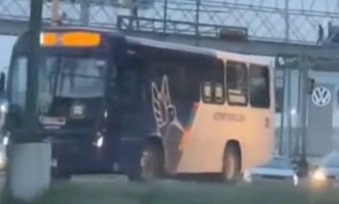Chofer de microbús en Toluca arriesga vidas al desafiar a un tren en cruce peligroso