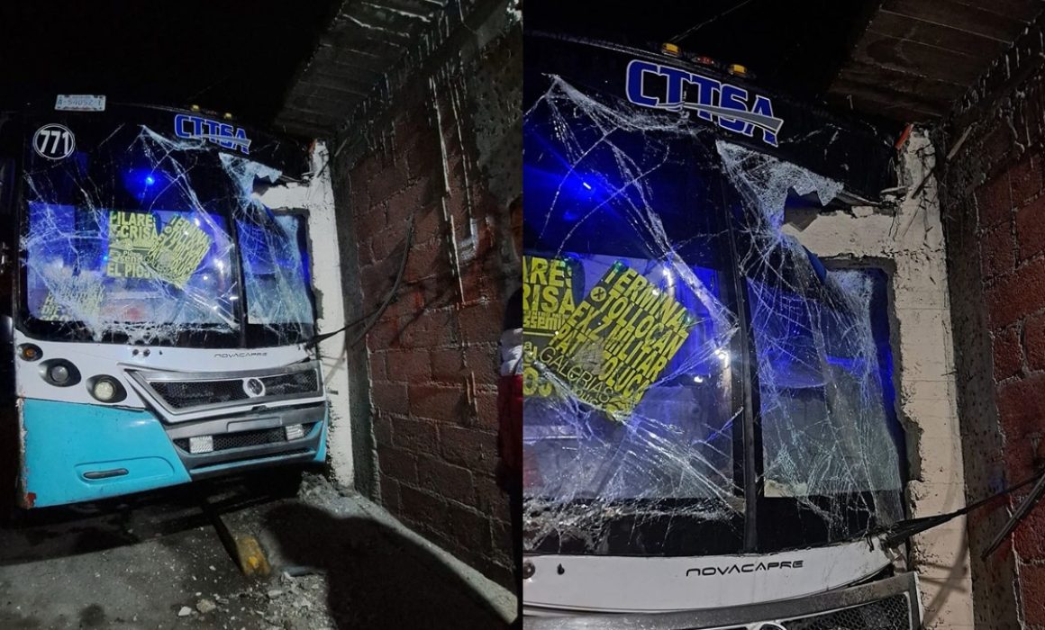 Choque de camión de transporte público contra vivienda en Toluca genera preocupación en vecinos