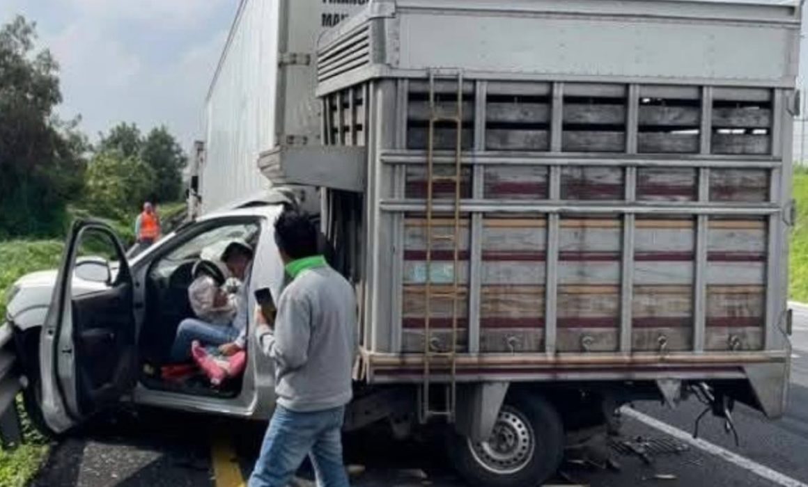 Choque en el Circuito Exterior Mexiquense deja daños materiales y tráfico detenido