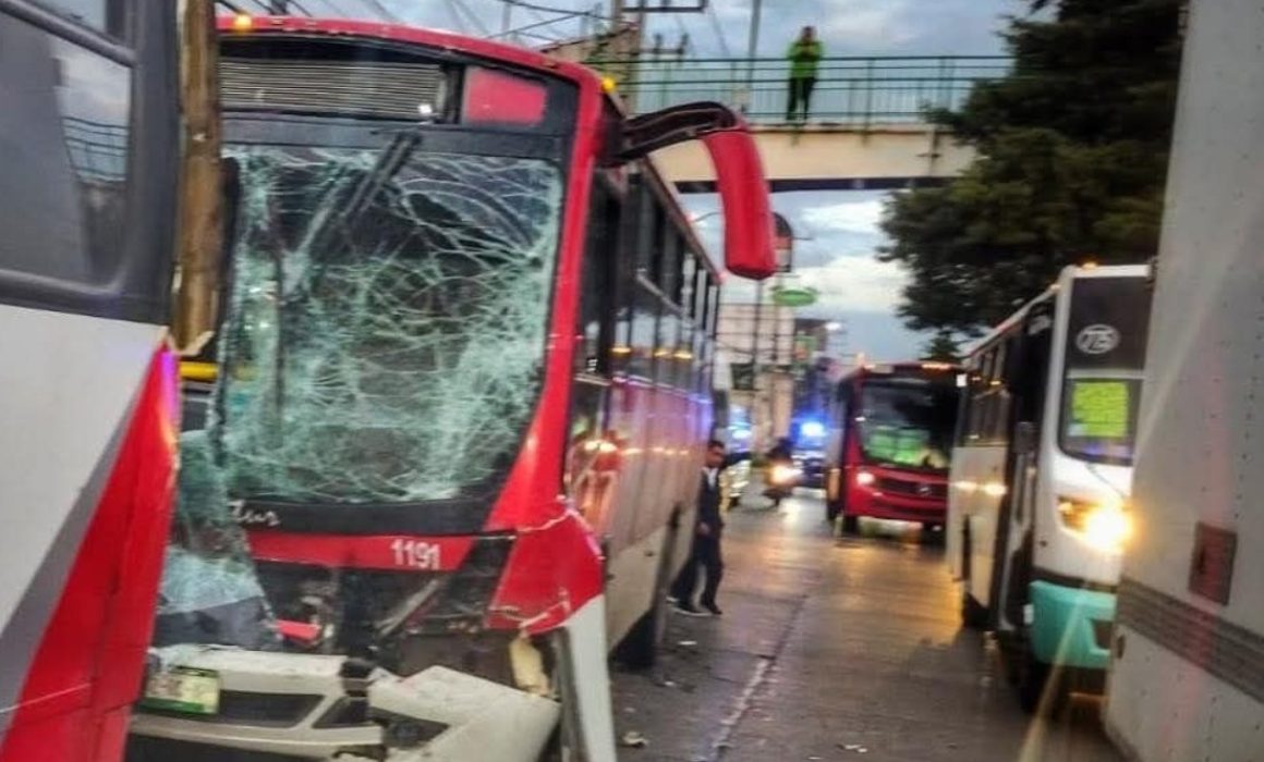 Choque entre camiones del transporte público en Toluca deja daños y gran movilización de emergencia
