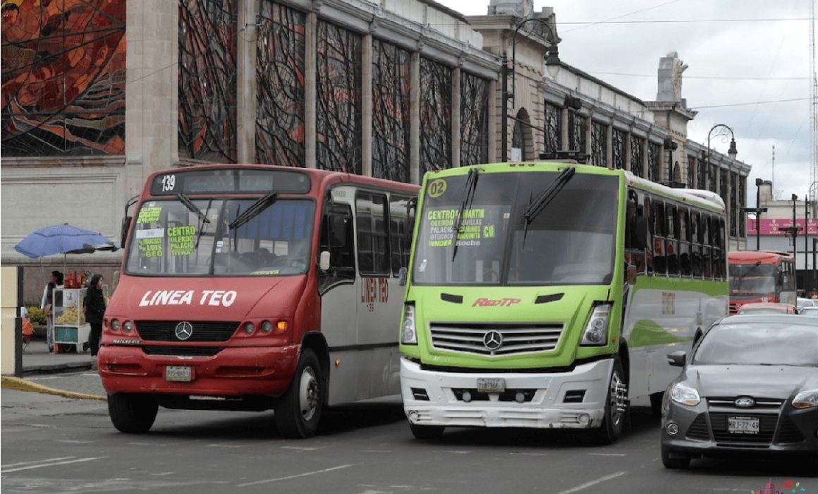 Choque entre dos autobuses en Toluca por competencia entre conductores genera accidente y reclamos de pasajeros