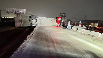 Choque entre un tráiler y auto deja dos lesionados en la autopista México-Querétaro