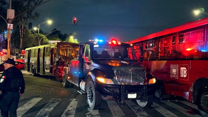 Choque entre unidad de la SSC y Metrobús en Venustiano Carranza; no hubo lesionados