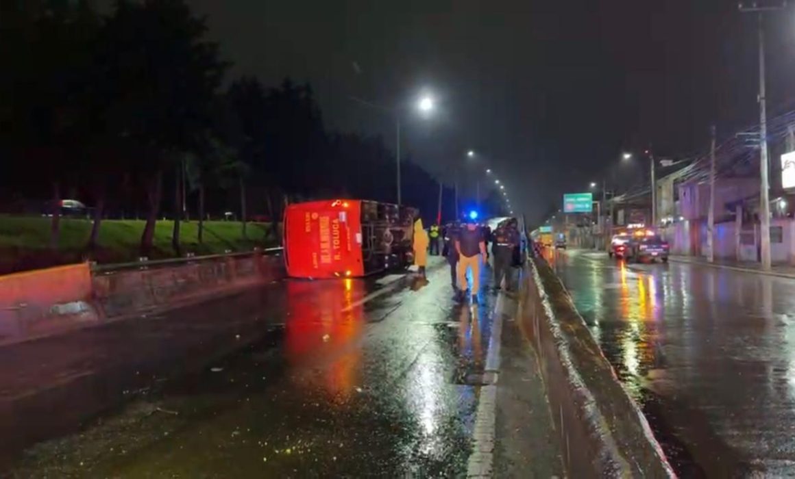 Choque y volcadura de autobús en Toluca: conductor huye y se registra cierre vial