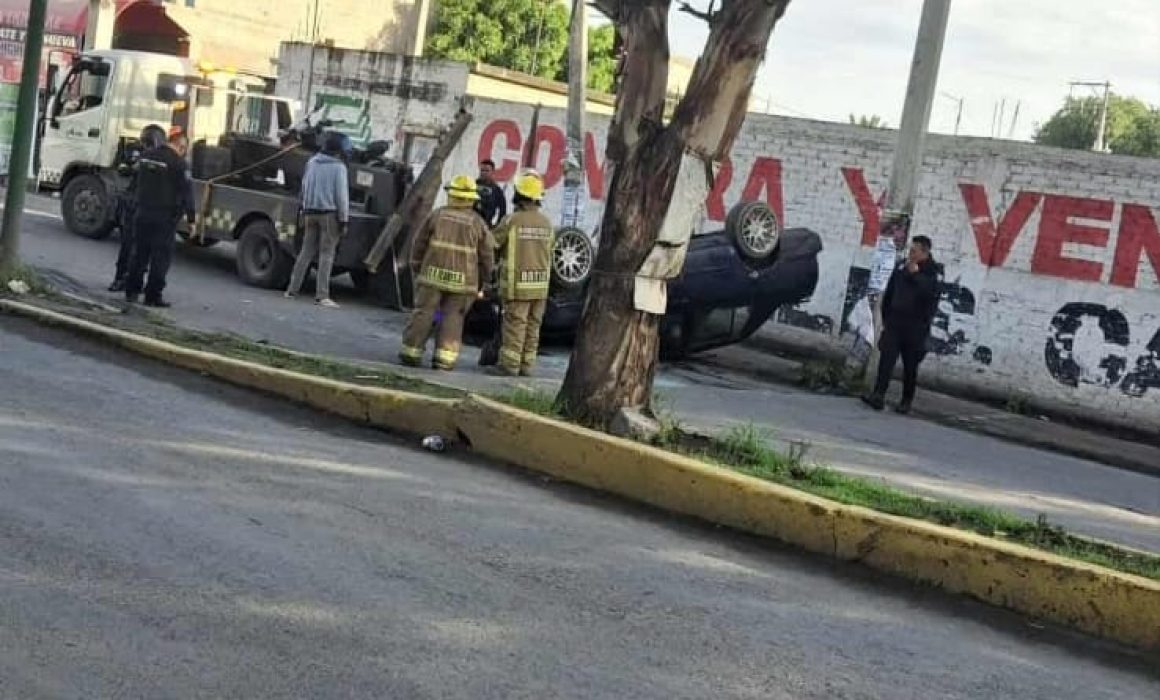 Choque y volcadura en Chimalhuacán: vehículo particular choca contra combi sin heridos