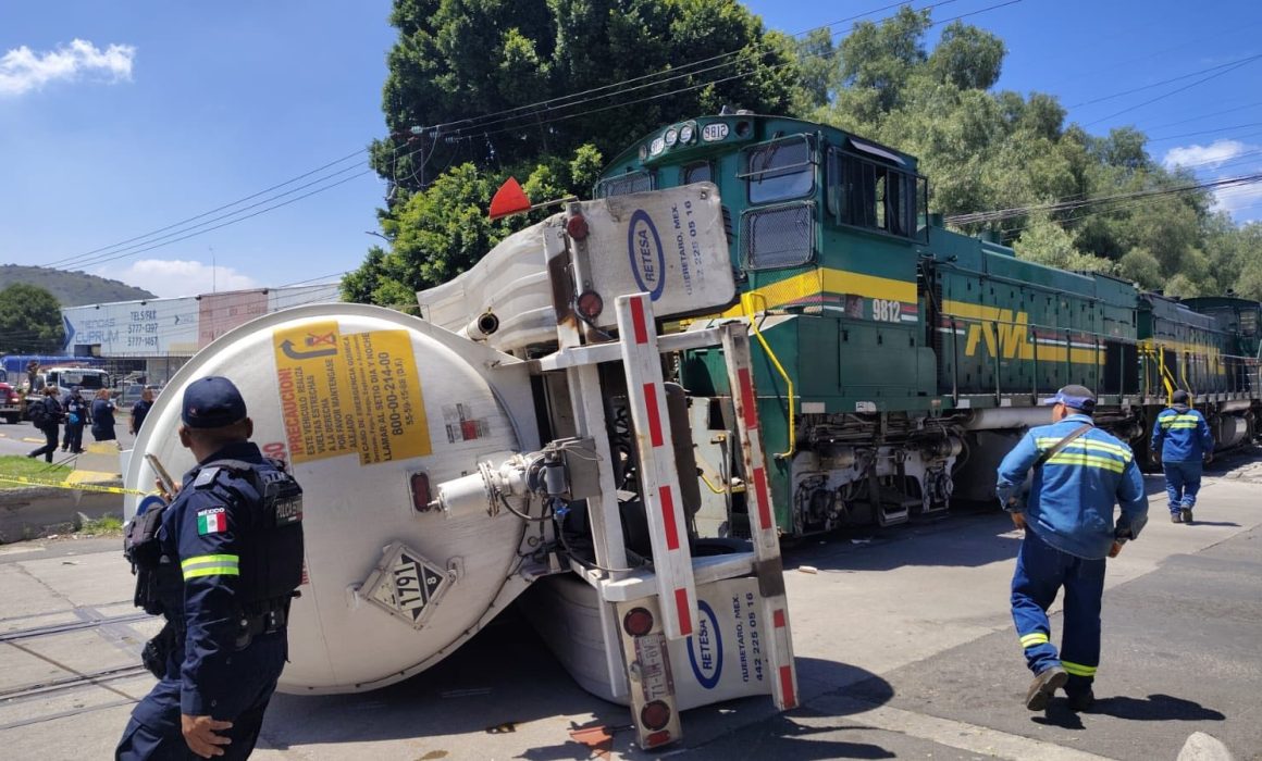Choque y volcadura en Ecatepec tras impacto entre tren y pipa vacía de hipoclorito
